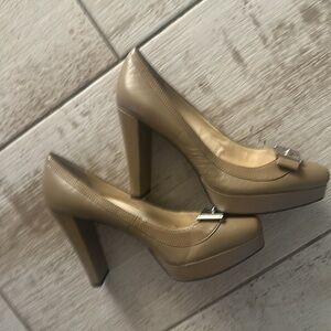 Tan 7,5 new leather platform shoes.